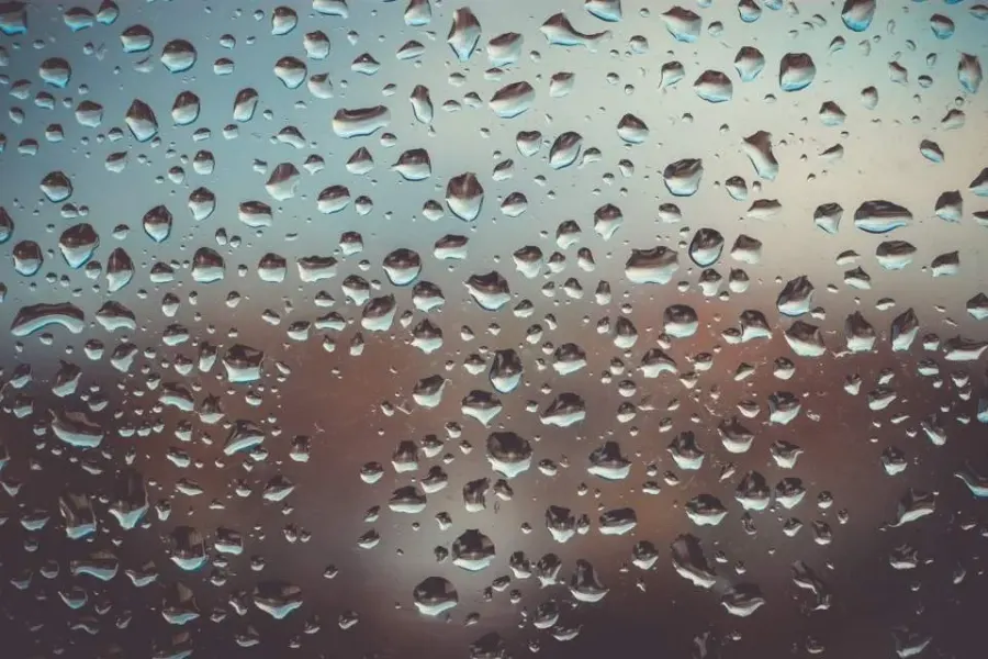 Humidité, gouttes d'eau sur vitre