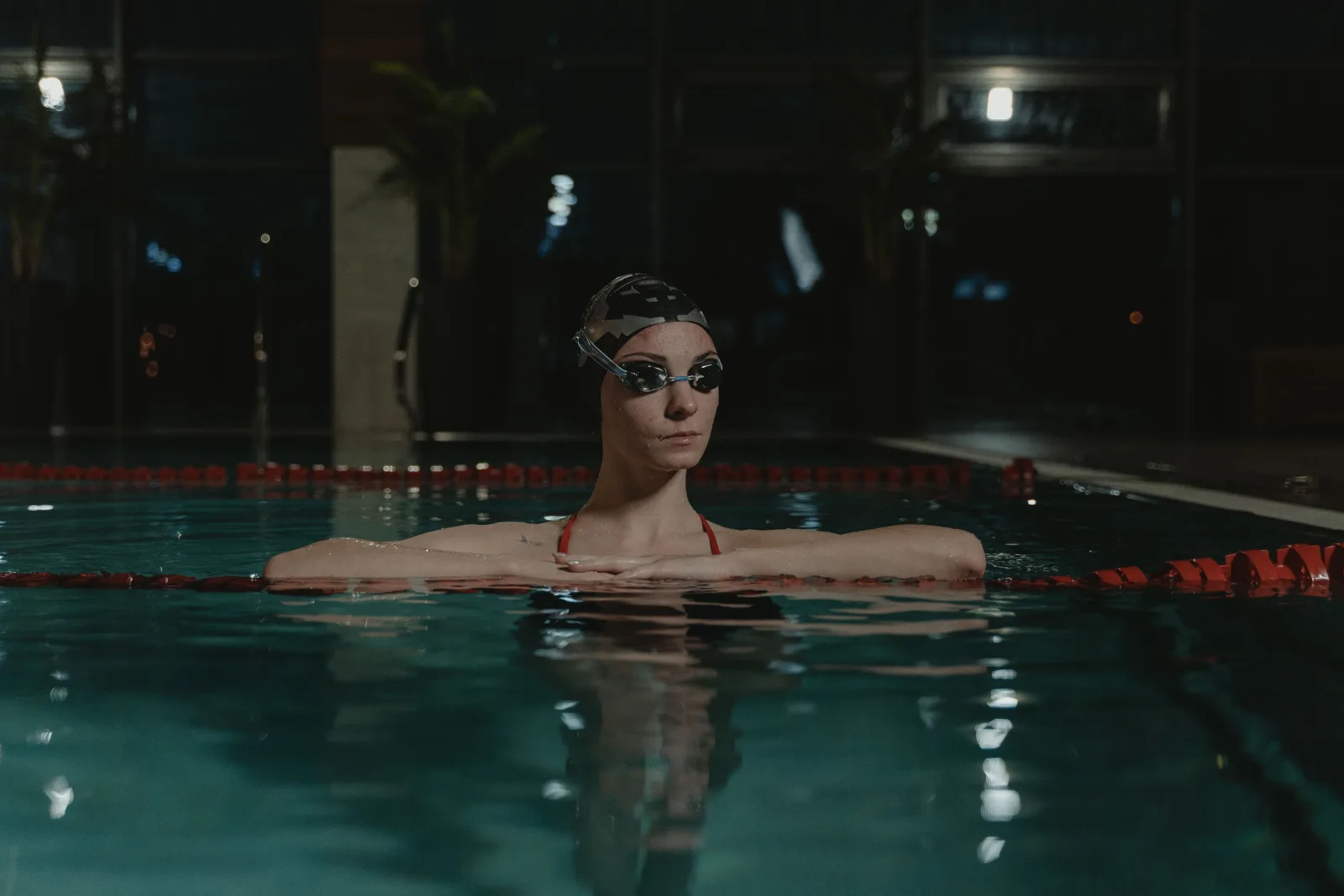 Bien s'équiper pour la natation : lunettes, bonnet et accessoires qui durent