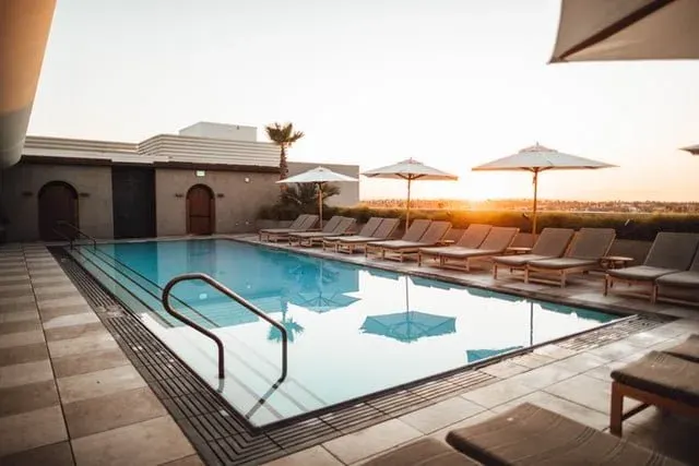 Piscine d'eau claire