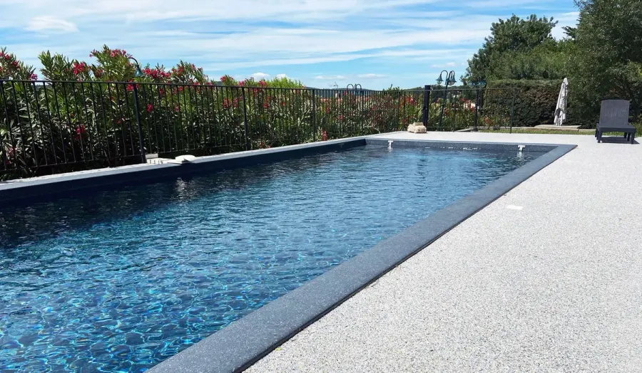 revetement moquette de pierre pour terasse piscine