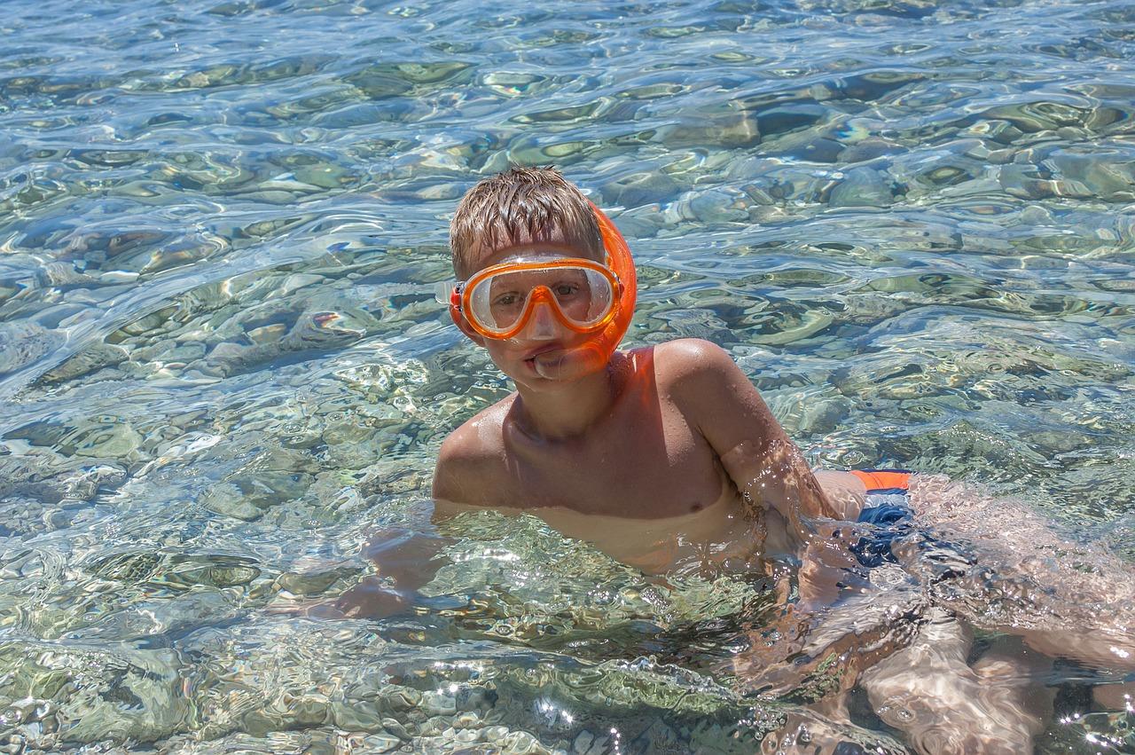 Enfant avec un masque de plongée