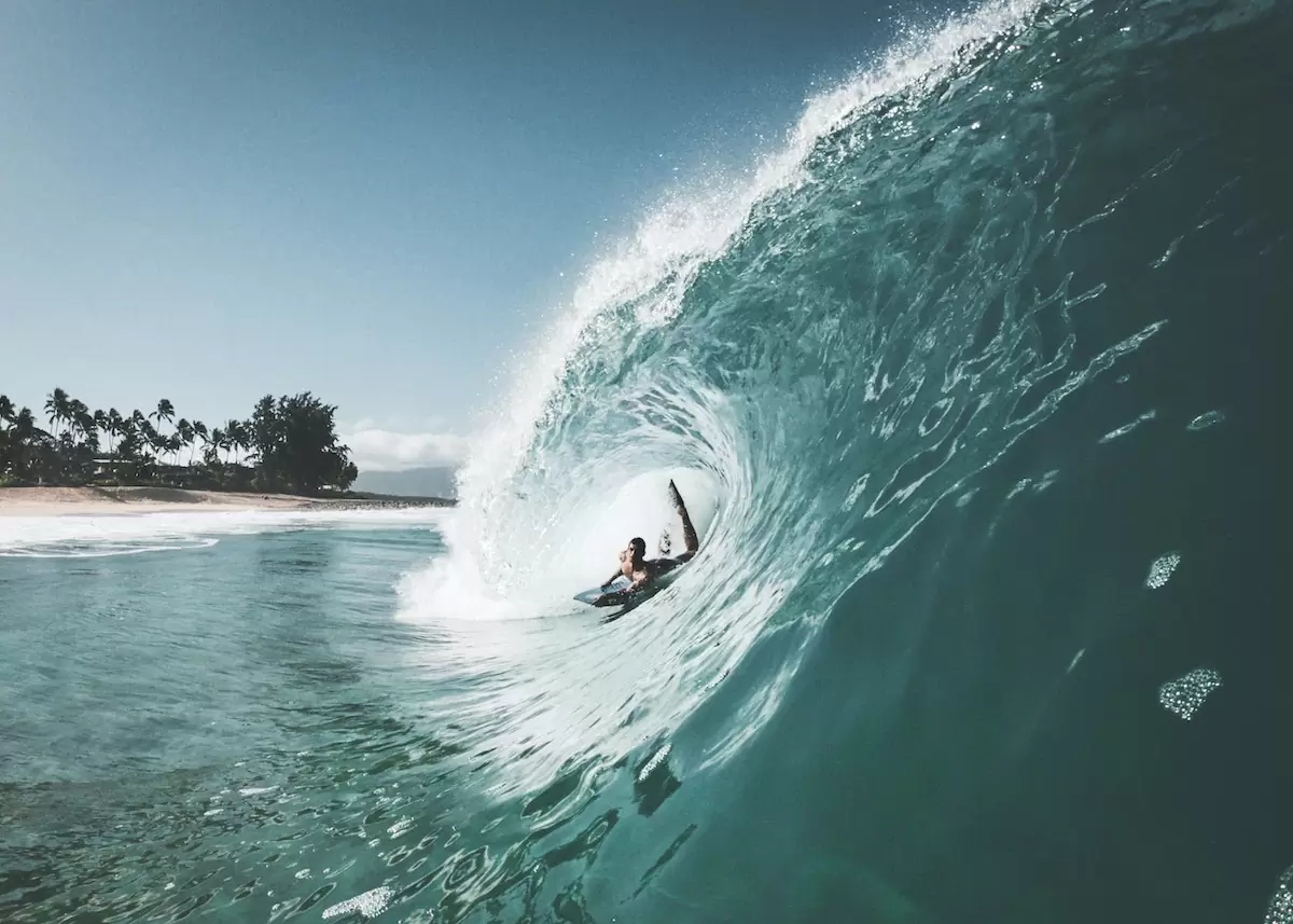 Sportif sur une planche de bodyboard dans une vague en rouleau