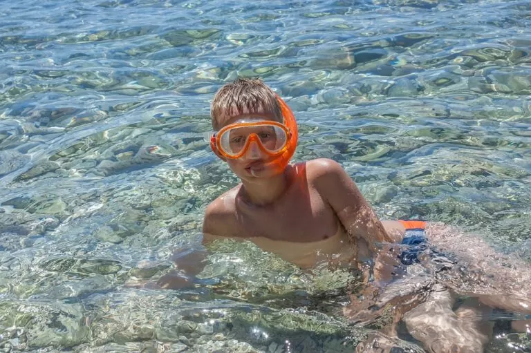 Enfant avec un masque de plongée