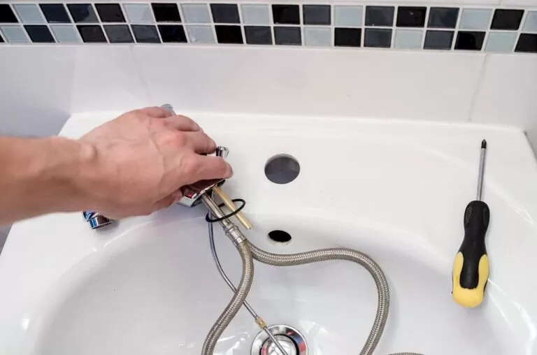 Comment détermine-t-on le coût d’un service de dépannage de plombier ?
