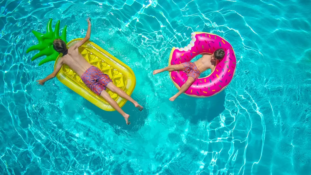 Endants sur des bouées géantes dans une piscine, vue de haut
