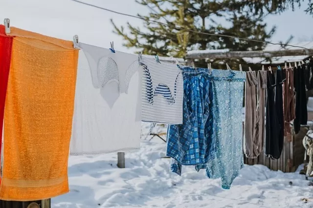 Linge sec sur corde en hiver