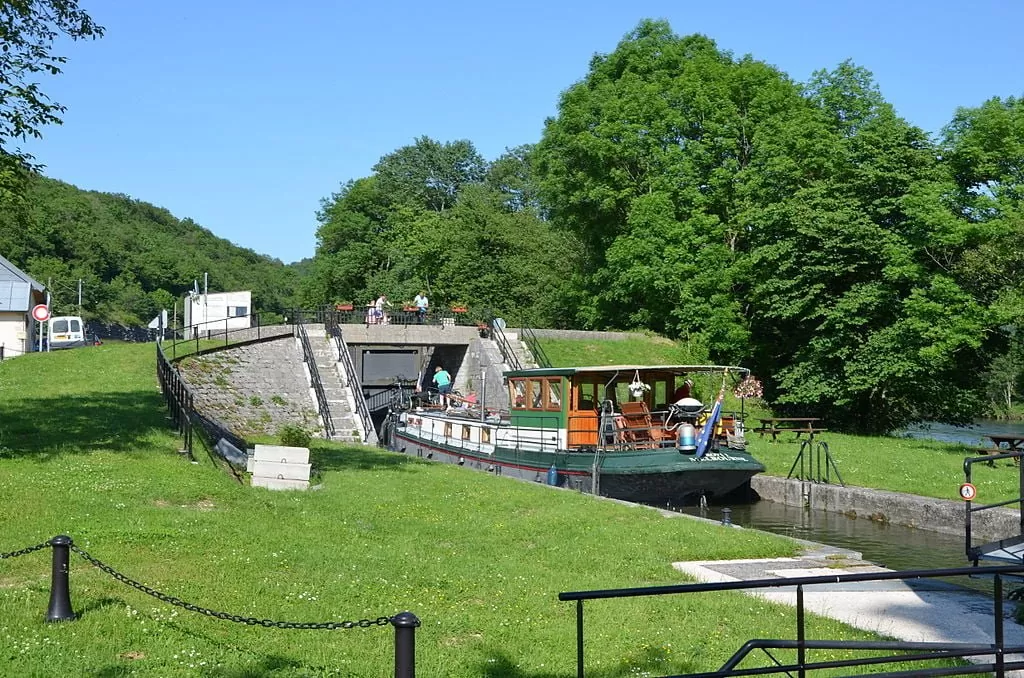 Péniche traversant une écluse à Deluz, Franche-Comté