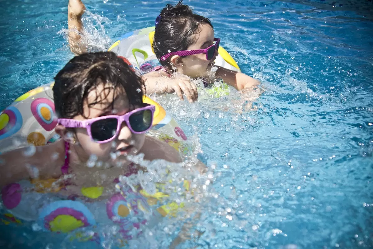 Deux bébés dans une piscine