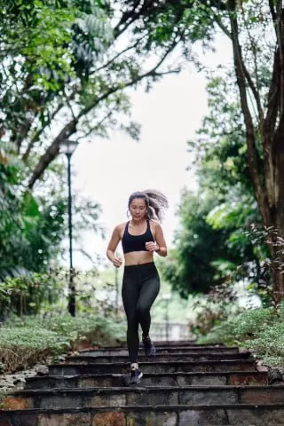 Femme qui court dans les escaliers dans la nature
