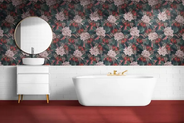 Rénovation salle de bains : comment choisir le papier peint idéal ?