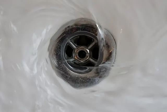 Eau qui s'écoule dans un lavabo sans bouchon