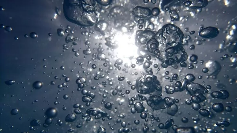 Eau pétillante gazeuse