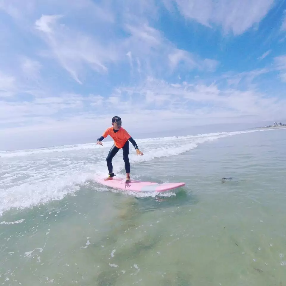 Jeune surfeur de l'ecole de surf 461 en Bretagne