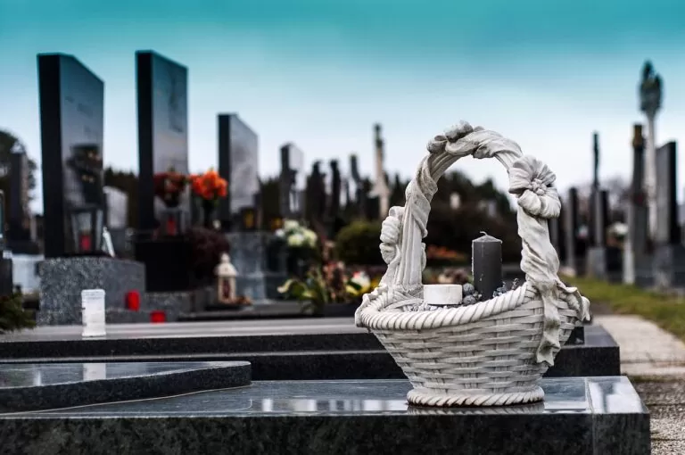 Comment choisir son médaillon étanche pour personnaliser une plaque funéraire ?