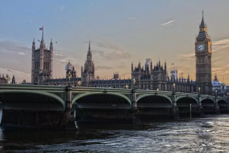 Comment s&rsquo;y prendre pour trouver une famille d&rsquo;accueil en Angleterre