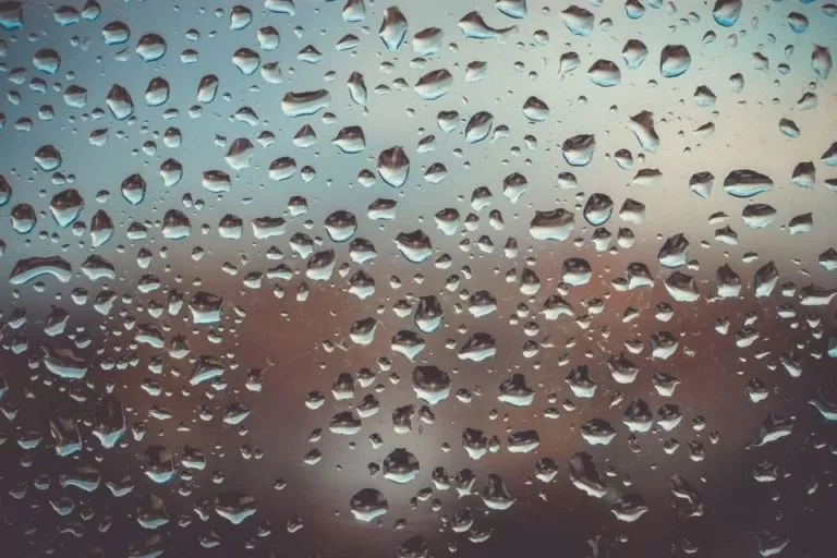Humidité, gouttes d'eau sur vitre