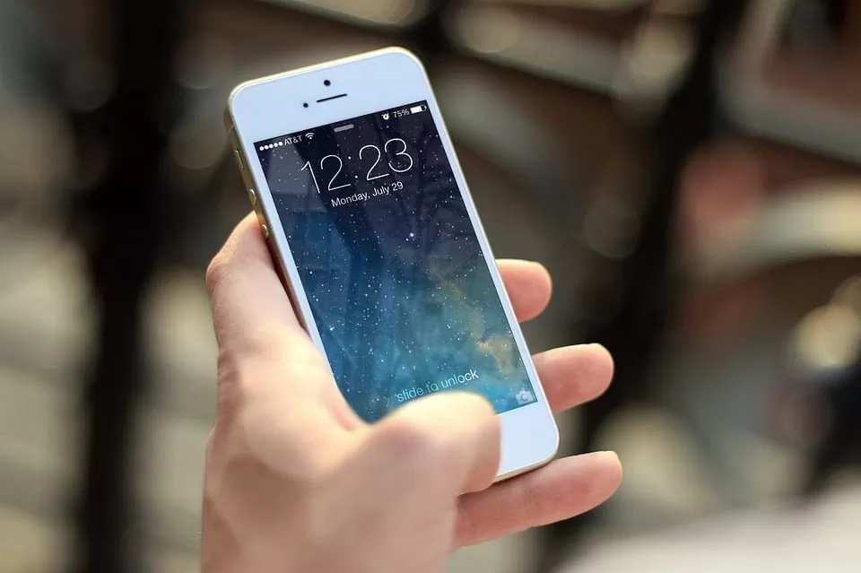 Personne tenant un iPhone