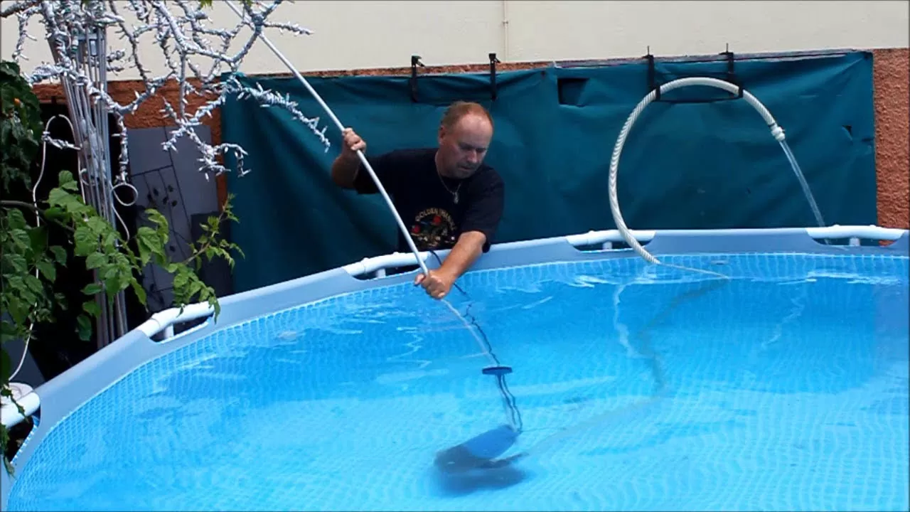 nettoyer le fond de la piscine