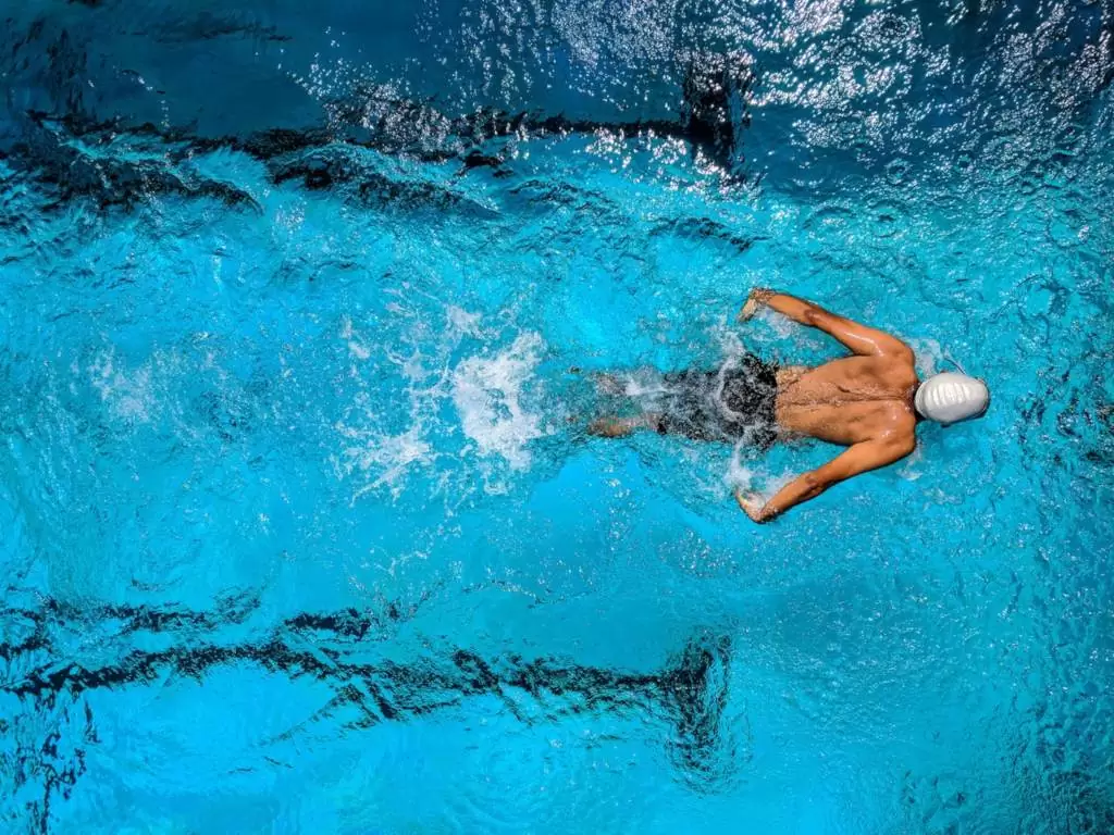 Nageur dans une piscine