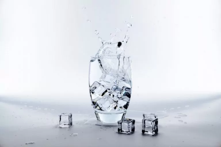Verre d'eau et glaçons