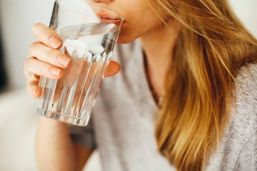 Femme buvant un verre d'eau