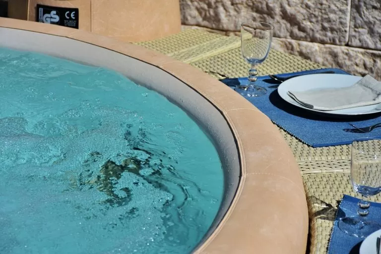 À quelle fréquence entretenir sa piscine en Charente ?