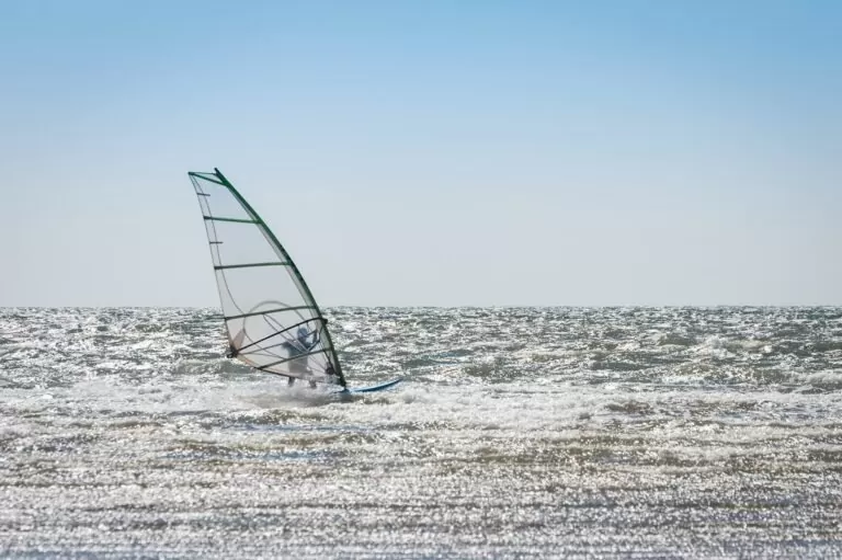 5 astuces essentielles pour bien débuter en planche à voile