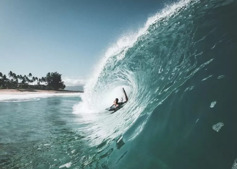 Sportif sur une planche de bodyboard dans une vague en rouleau