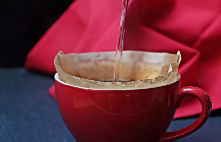 Eau versée sur un filtre à café